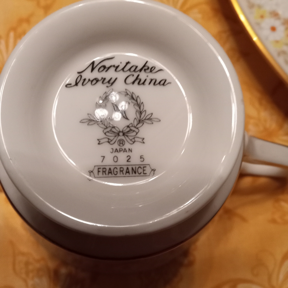 Noritake Fragrence five piece place setting discontinued pattern. Set of 4 - Picture 3 of 3
